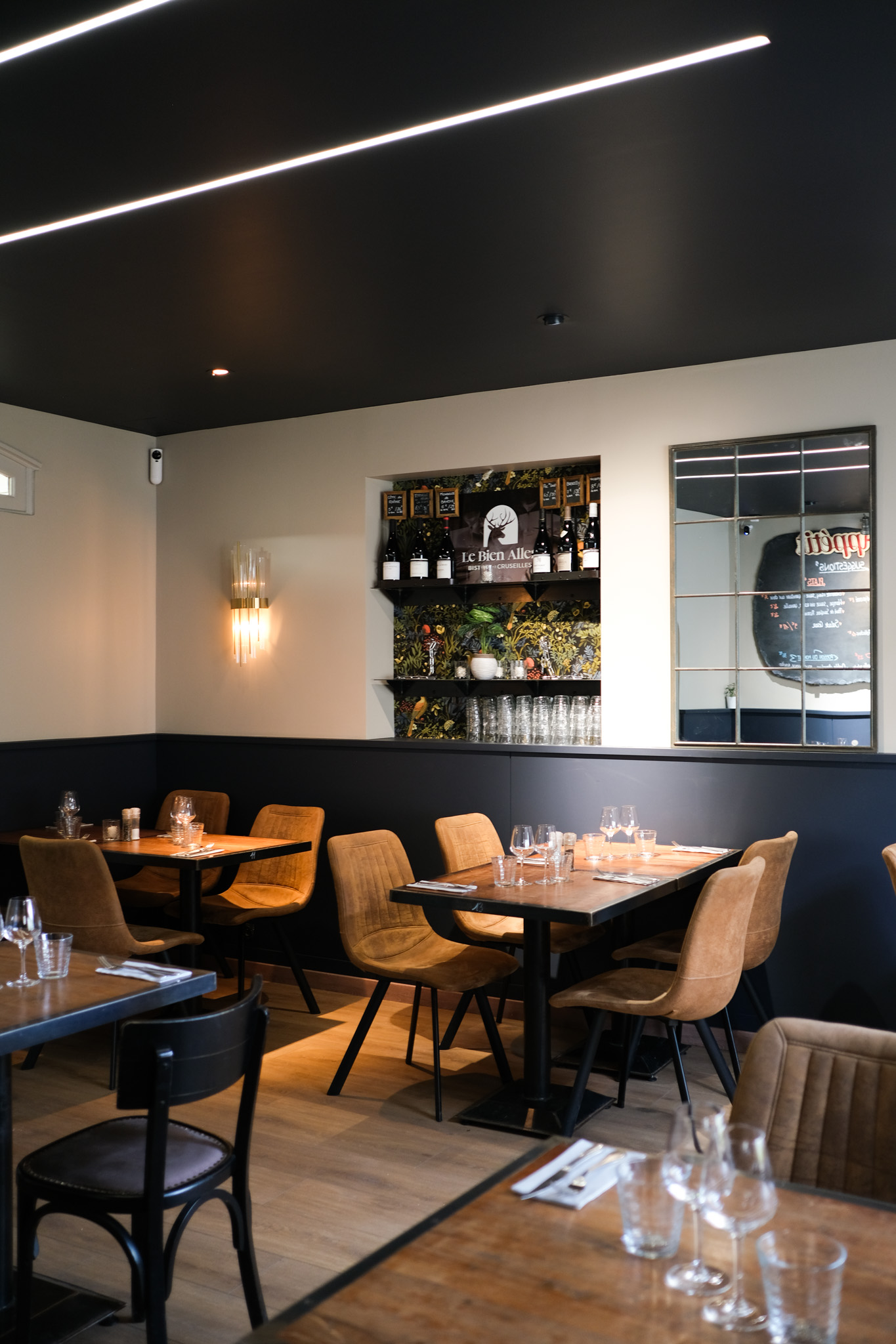 Travaux de peinture et décoration de restaurant avec plafond noir, soubassements foncés et murs clairs