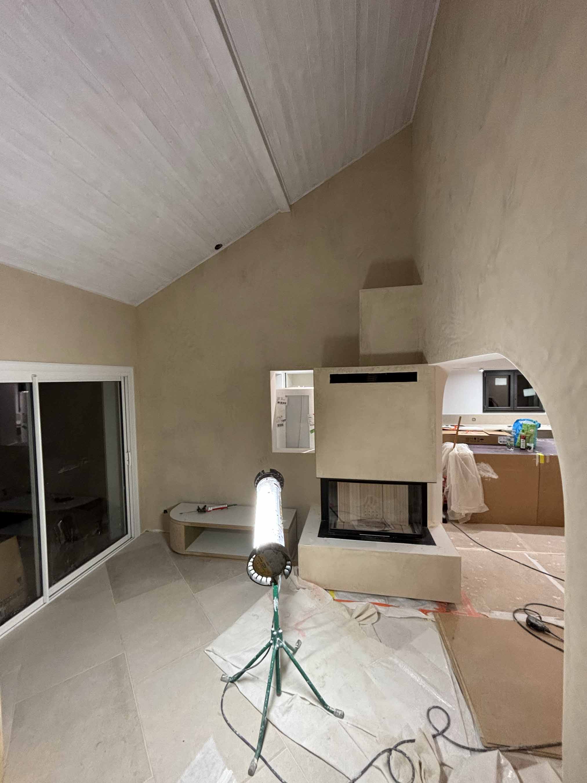 Mur intérieur avec enduit décoratif à la chaux dans une maison près d’Annecy