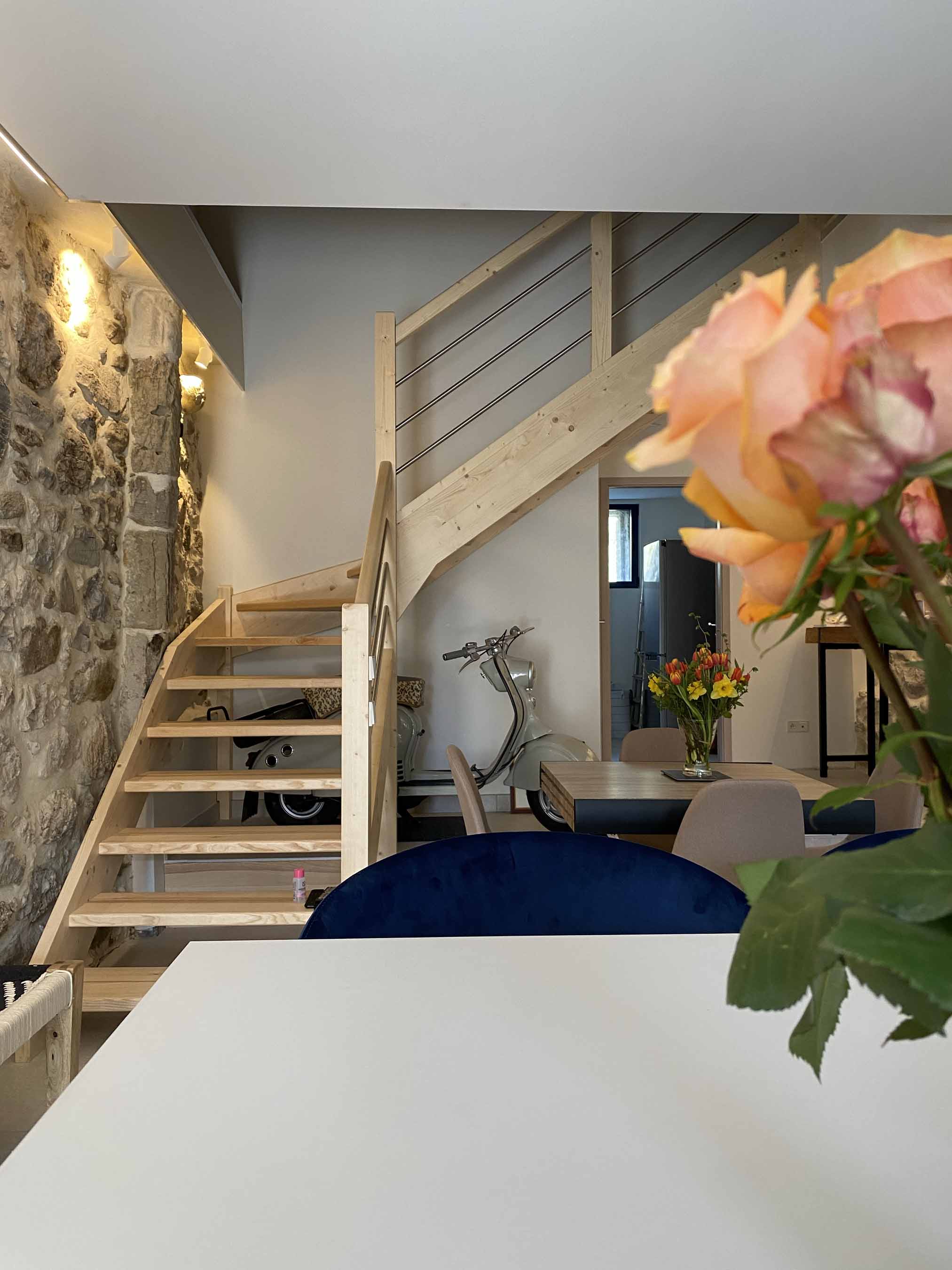 Parement en pierre décorative sur mur intérieur réalisé par artisan peintre à Cruseilles en Haute-Savoie