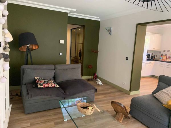 Peinture intérieure d’un salon dans une maison à Cruseilles en Haute-Savoie